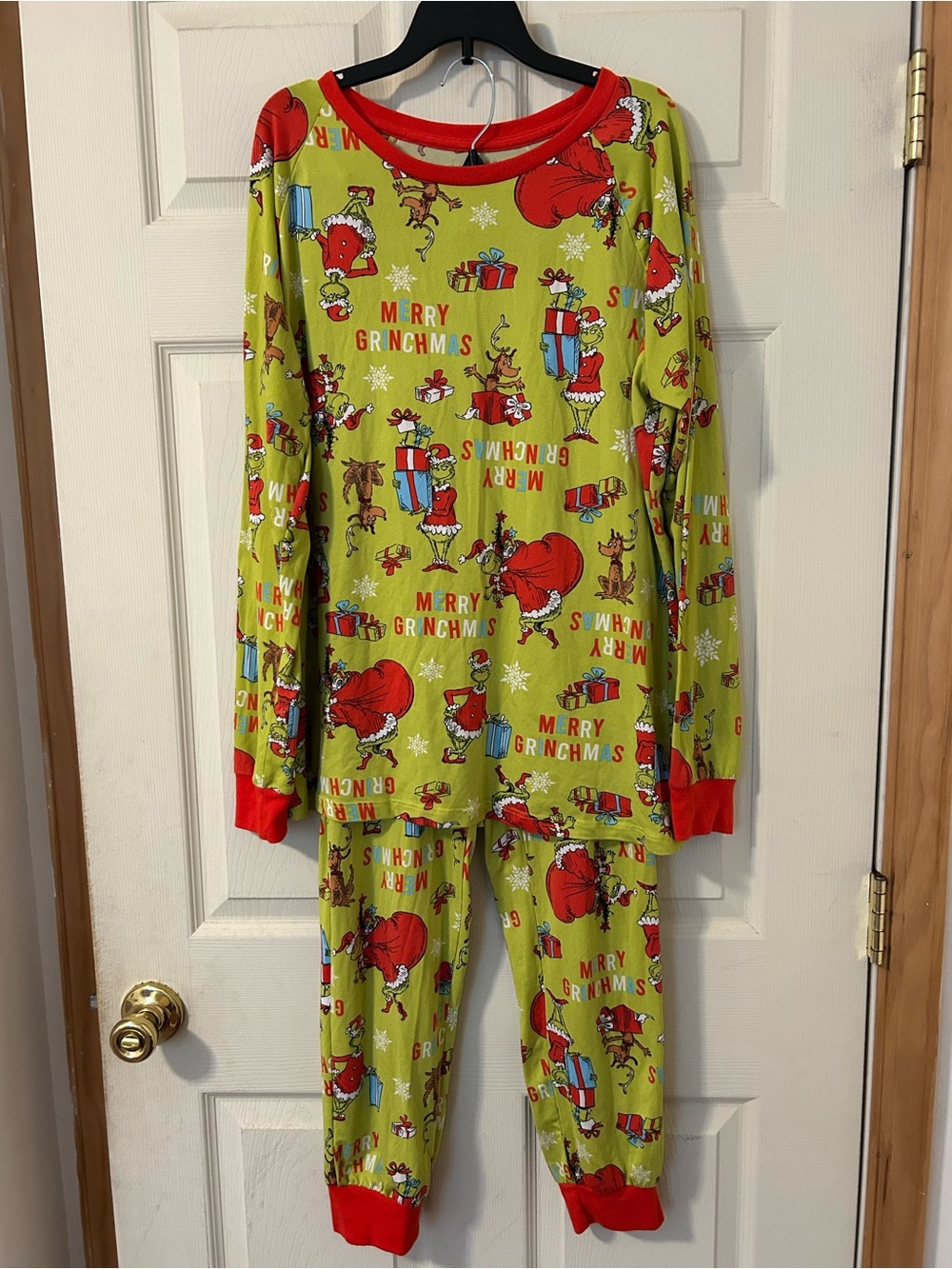 Dr. Seuss Women’s The Grinch Green Merry Grinchmas Novelty Print Pajama Set M